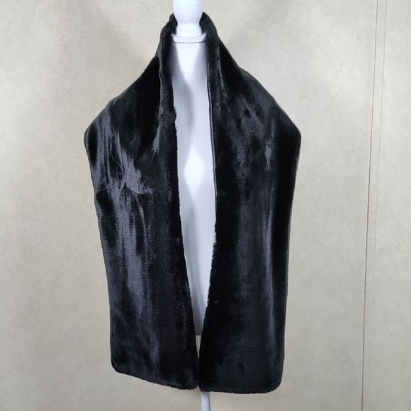 Jules Veils Jackets & Blazers - 02199 Jules Veils black faux fur shoulder wrap stole O/S